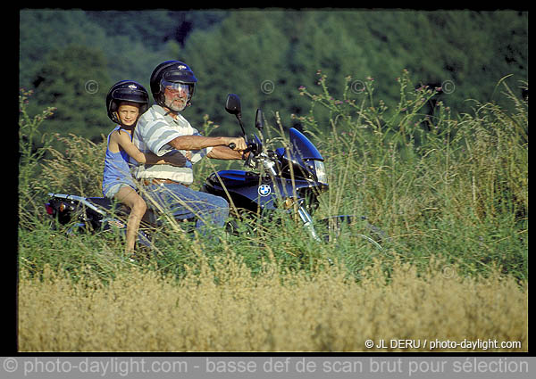 papy et enfant à moto - papy and child on motorcycle